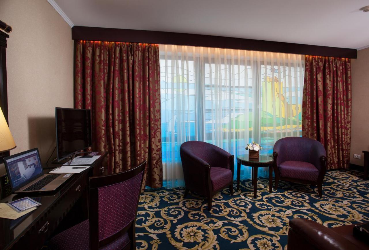 London Hotel Odessa Buitenkant foto